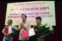 Bộ LĐ-TB&XH trao bằng khen tới 2 lão nông dũng cảm tố cáo tham nhũng