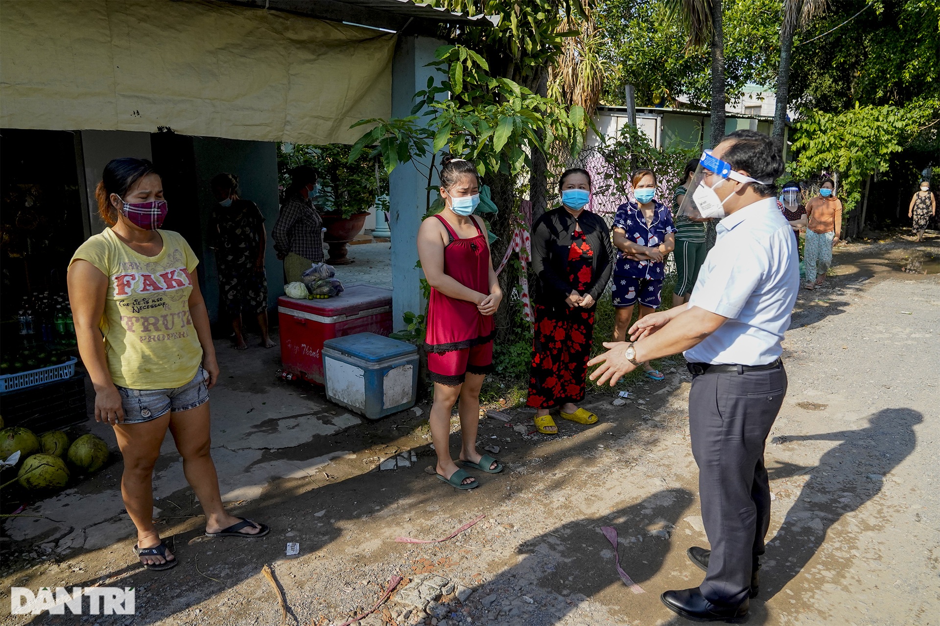Người dân xóm trọ bật khóc khi nhận quà từ Tổ công tác đặc biệt Bộ LĐ-TBXH - 3
