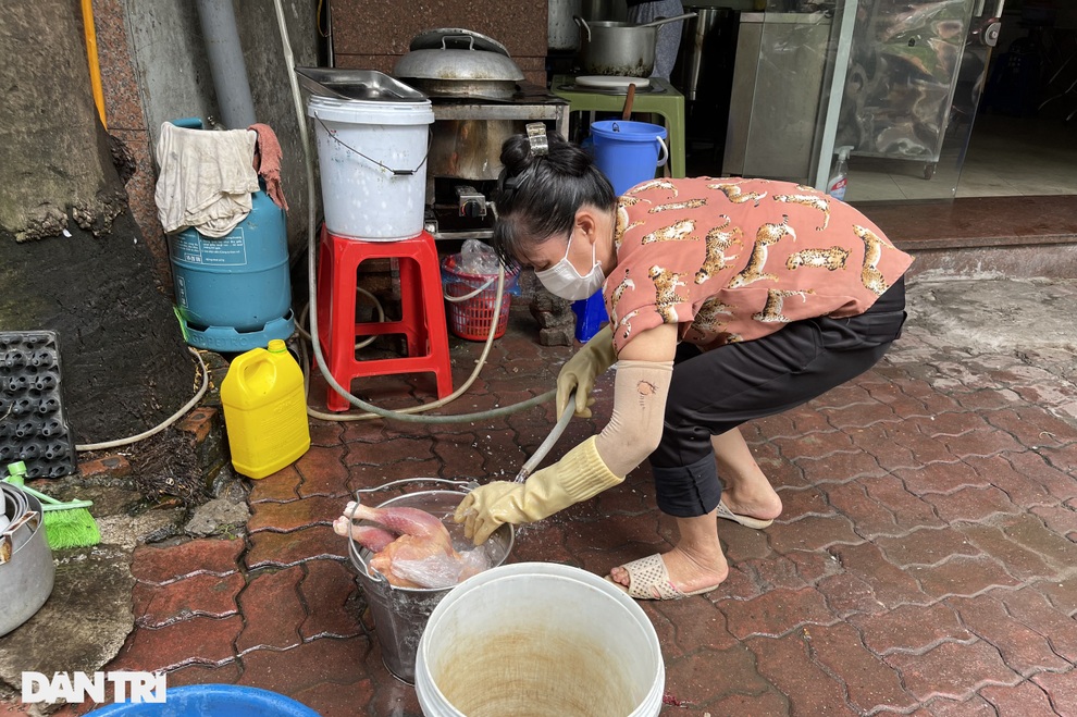 Hà Nội: Chủ hàng tất bật dọn quán trước giờ được mở cửa bán hàng trở lại - 9 Hà Nội: Chủ hàng tất bật dọn quán trước giờ được mở cửa bán hàng trở lại - 9