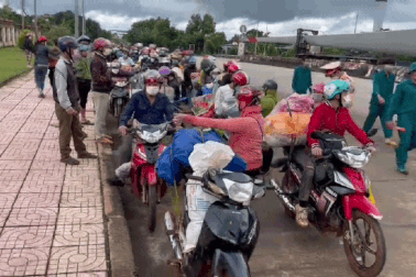 120 người Mông "mắc kẹt" trên đường chạy xe máy từ Bình Phước về Nghệ An