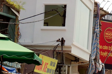 Chủ tịch Hà Nội yêu cầu làm rõ vụ cột điện “mọc” xuyên nhà