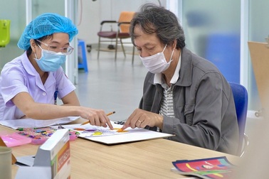 Lớp học vẽ dành cho người từng bị đột quỵ, chấn thương não tại TPHCM