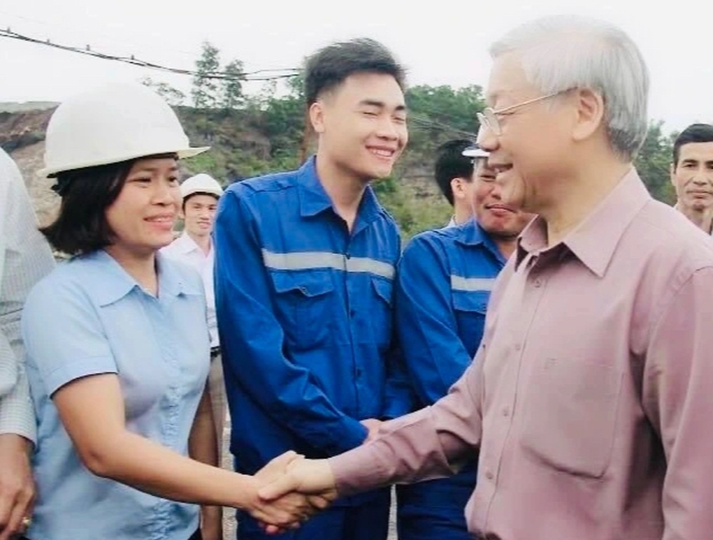 Anh thợ mỏ bất ngờ giơ tay đối thoại với Tổng Bí thư Nguyễn Phú Trọng - 3 Anh thợ mỏ bất ngờ giơ tay đối thoại với Tổng Bí thư Nguyễn Phú Trọng - 3