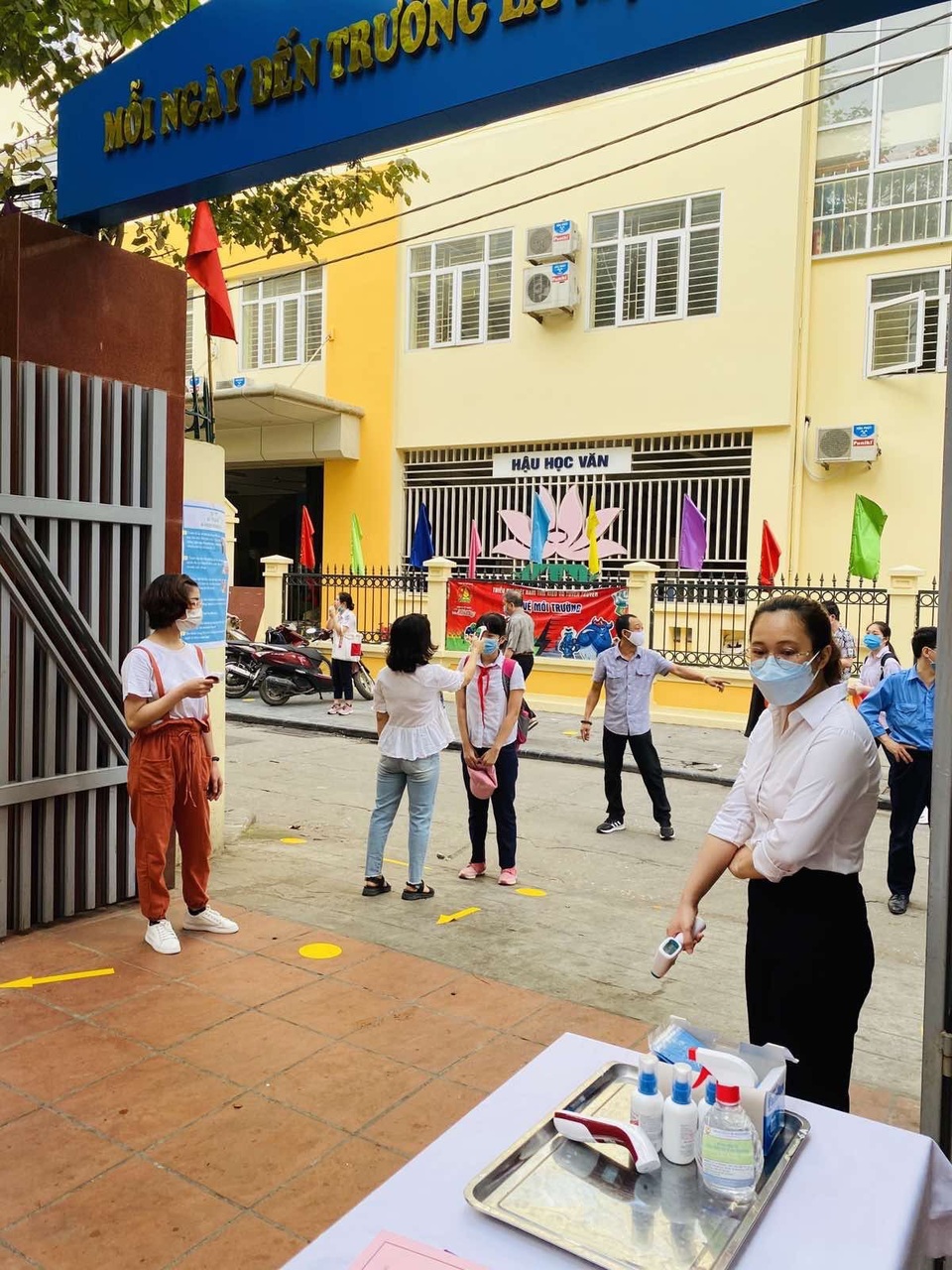 Các trường THCS quận Hoàn Kiếm náo nức đón HS trở lại sau đợt nghỉ dịch - 4 Các trường THCS quận Hoàn Kiếm náo nức đón HS trở lại sau đợt nghỉ dịch - 4