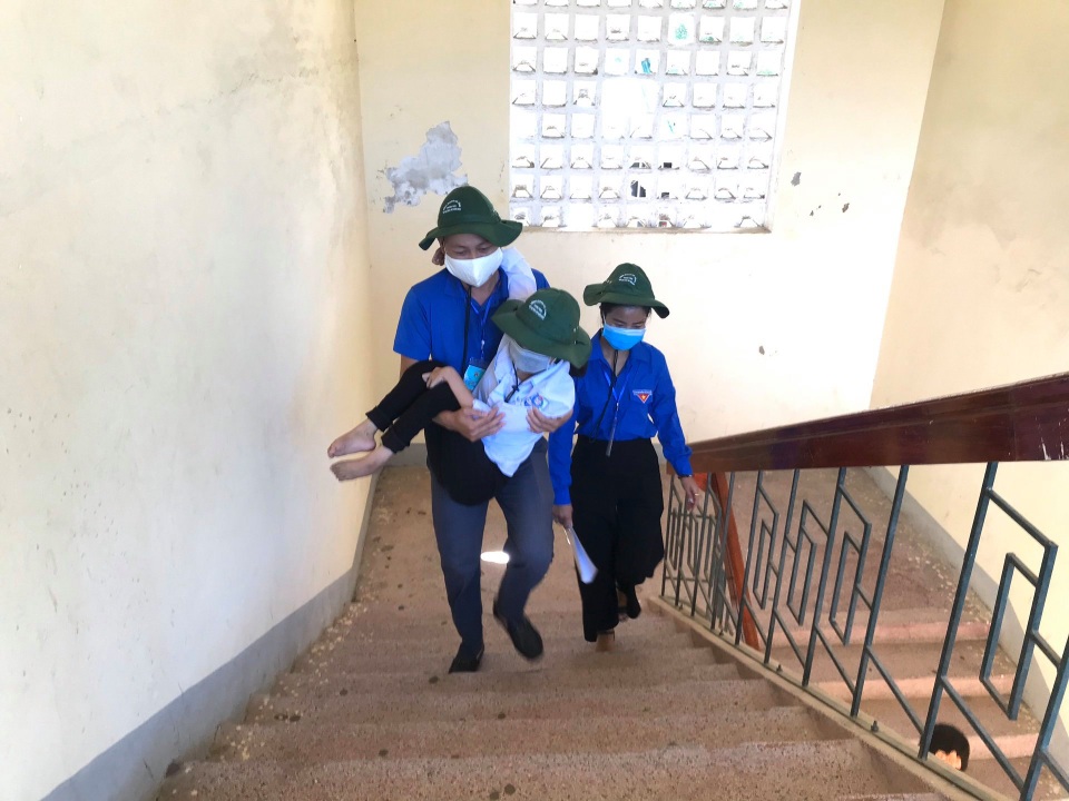 Hà Tĩnh: Tình nguyện viên cõng thí sinh khuyết tật đi thi - 2 Hà Tĩnh: Tình nguyện viên cõng thí sinh khuyết tật đi thi - 2