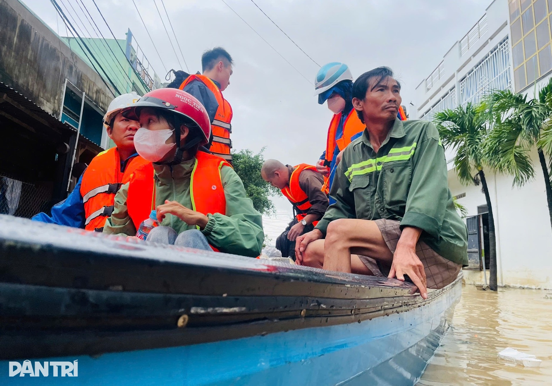 Vợ chồng ôm thùng xốp, bình nước bơi 500m trong lũ dữ để thoát thân - 2
