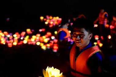 Người trẻ chen chân dưới sông Sài Gòn hàng giờ thả hoa đăng lễ Vu lan