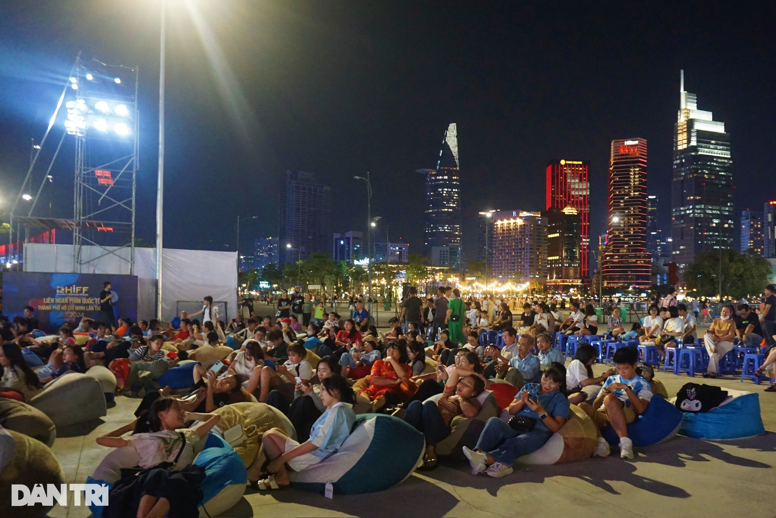 View - Hàng ngàn người nằm, ngồi phủ kín rạp phim ngoài trời đầu tiên tại TPHCM | Báo Dân trí