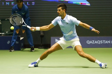 Vượt qua Medvedev, Djokovic gặp Tsitsipas ở chung kết Astana Open