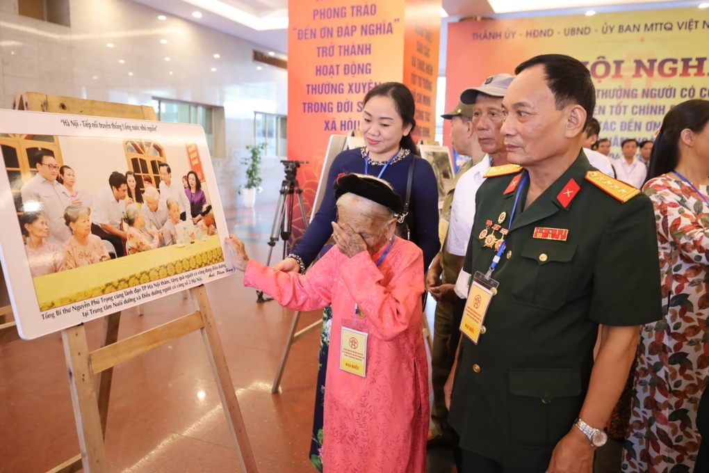 Trưng bày ảnh Hà Nội - Tiếp nối truyền thống Uống nước nhớ nguồn - 2 Trưng bày ảnh Hà Nội - Tiếp nối truyền thống Uống nước nhớ nguồn - 2