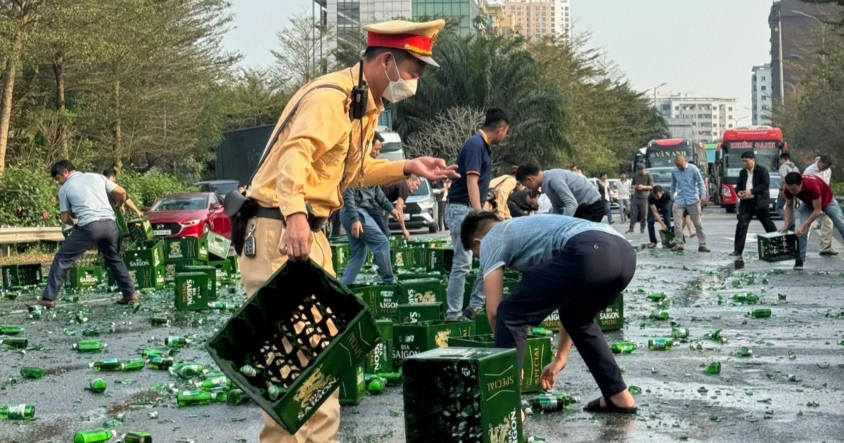 View - CSGT Hà Nội giúp tài xế container dọn hàng trăm chai bia bị rơi xuống đường | Báo Dân trí