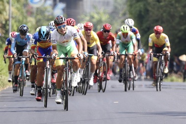 Nguyễn Tấn Hoài đoạt lại áo xanh giải xe đạp xuyên Việt 2022