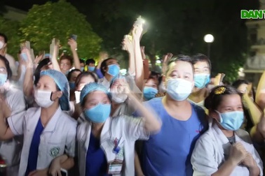 Nhiều y, bác sĩ Bệnh viện Bạch Mai bật khóc khi được gỡ bỏ lệnh cách ly