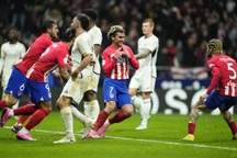 Real Madrid gục ngã trước Atletico, Barcelona vào tứ kết Cúp Nhà vua