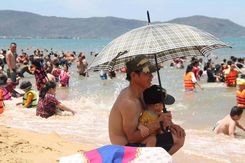 Người dân Bình Định ùn ùn ra biển tắm xả xui ngày Tết Đoan Ngọ - 4 Người dân Bình Định ùn ùn ra biển tắm xả xui ngày Tết Đoan Ngọ - 4