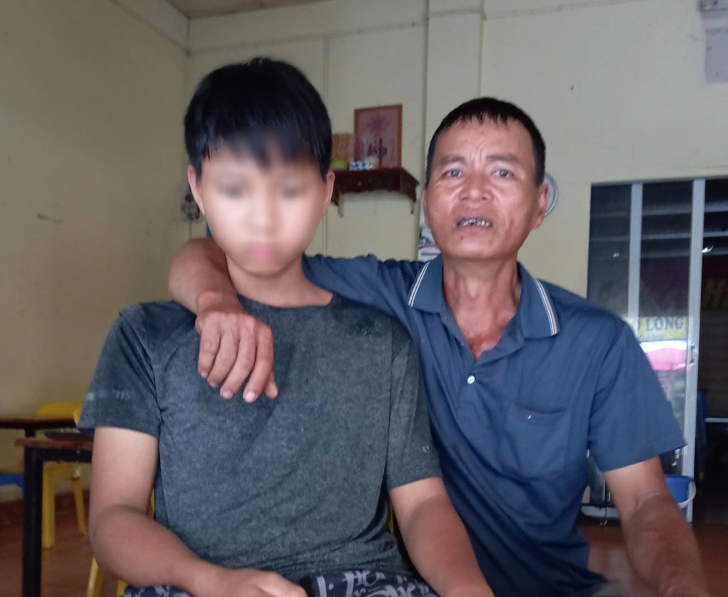 Tìm thấy bé trai bỏ nhà đi 27 ngày ở Hà Nội, người bố vỡ oà hạnh phúc - 1