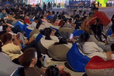 Hàng ngàn người nằm, ngồi phủ kín rạp phim ngoài trời đầu tiên tại TPHCM