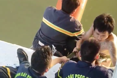 Giải cứu nam thanh niên cố thủ trên dây cáp cầu Thuận Phước