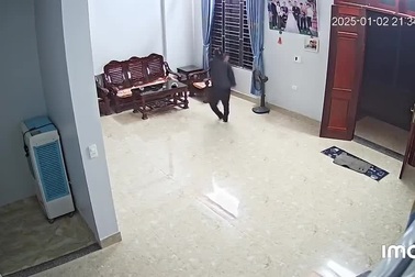 Bà mẹ "cô đơn" ở Nam Định nhảy múa hết mình mừng Xuân Son ghi bàn chung kết