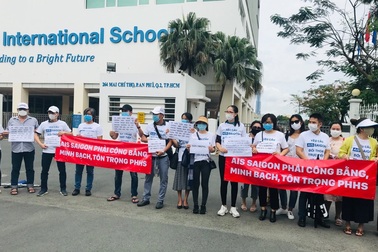 Nghỉ tránh dịch hơn 3 tháng, học sinh vẫn bị tính 200 triệu đồng học phí