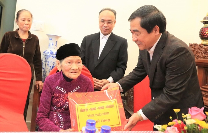 Ông Nguyễn Tiến Thành, Chủ tịch HĐND tỉnh thăm hỏi, tặng quà Mẹ Việt Nam anh hùng Lê Thị Gái ở xã Quỳnh Hồng, huyện Quỳnh Phụ.