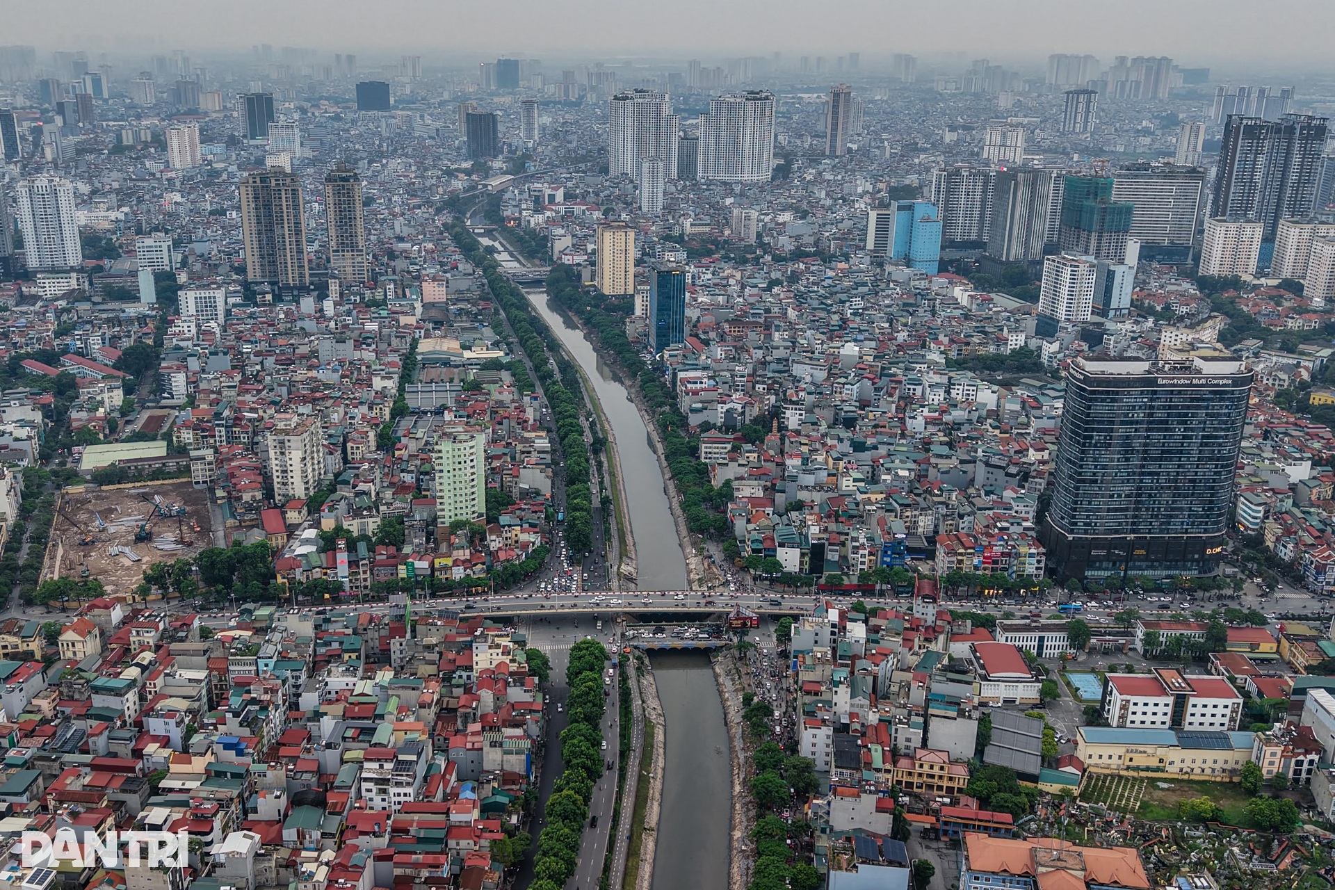 Dòng nước hôi thối vẫn ồ ạt chảy vào sông Tô Lịch trước ngày hồi sinh - 1