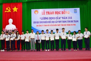 Trao học bổng Lương Định Của cho học sinh nghèo hiếu học