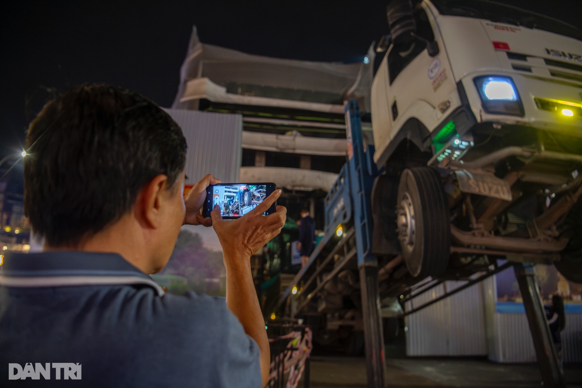 Nhiều máy cẩu tập kết trong đêm để chuẩn bị phá dỡ toà Hàm cá mập - 13 Nhiều máy cẩu tập kết trong đêm để chuẩn bị phá dỡ toà Hàm cá mập - 13