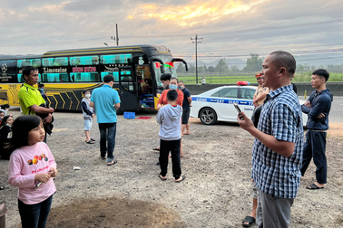 Tạm giữ lái xe "nhồi" khách, lao thẳng CSGT để bỏ chạy