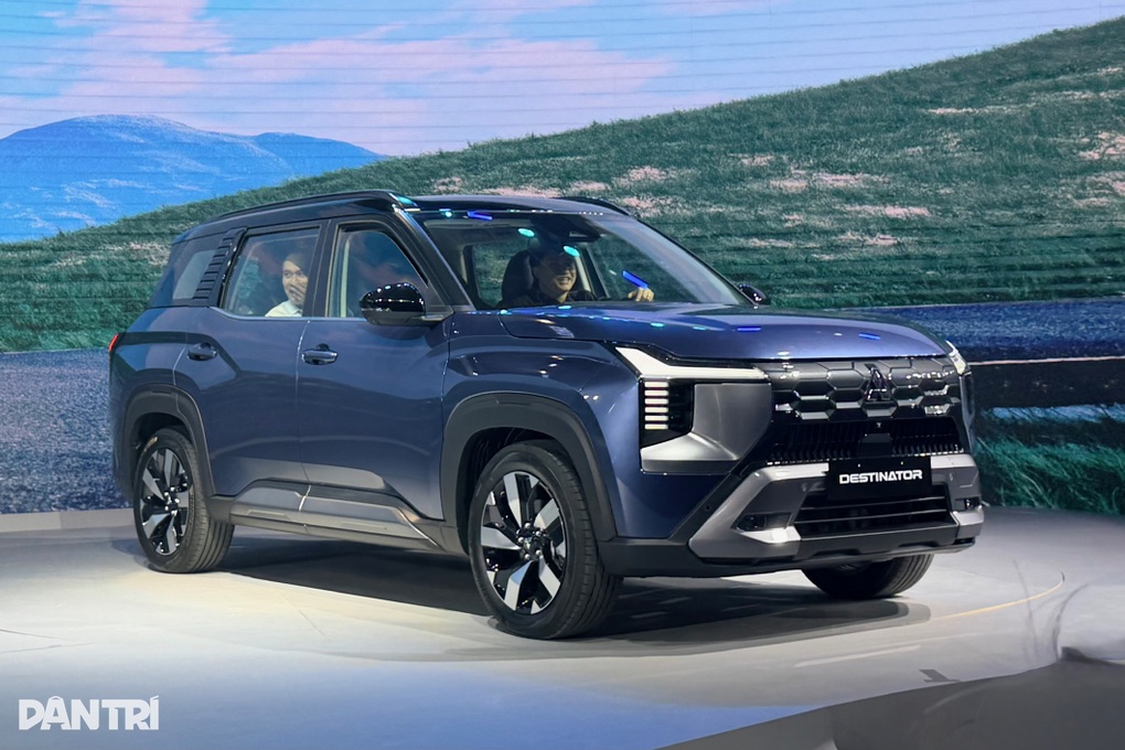 Mitsubishi Destinator ra mắt khách Việt, gầm cao 7 chỗ giá từ 780 triệu - 1 Mitsubishi Destinator ra mắt khách Việt, gầm cao 7 chỗ giá từ 780 triệu - 1