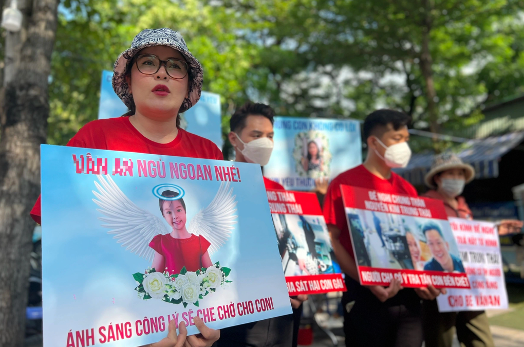 Mẹ đơn thân 3 con khóc nấc không tin người cha để con gái bị đánh, lột trần - 1 Mẹ đơn thân 3 con khóc nấc không tin người cha để con gái bị đánh, lột trần - 1