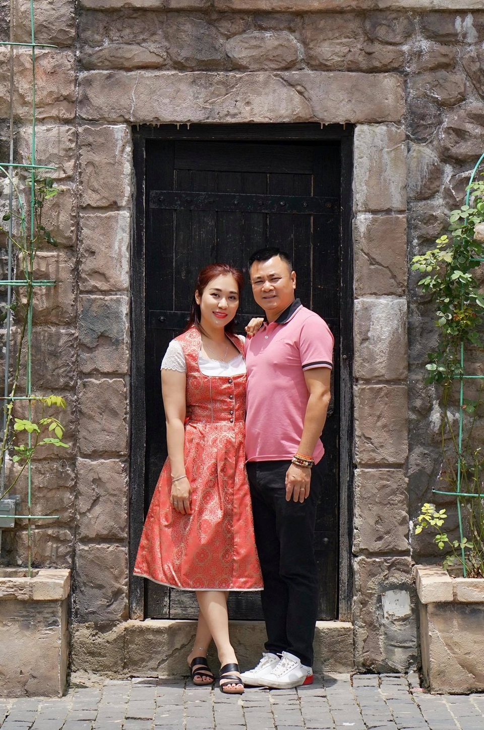 Khoảnh khắc hạnh phúc của NSND Tự Long bên vợ đẹp - 4