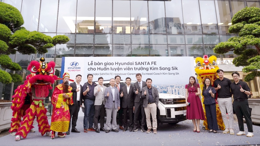 Hyundai Thành Công Việt Nam bàn giao xe Hyundai Santa Fe Calligraphy 2.5 Turbo cho HLV Kim Sang-Sik - 2 Hyundai Thành Công Việt Nam bàn giao xe Hyundai Santa Fe Calligraphy 2.5 Turbo cho HLV Kim Sang-Sik - 2
