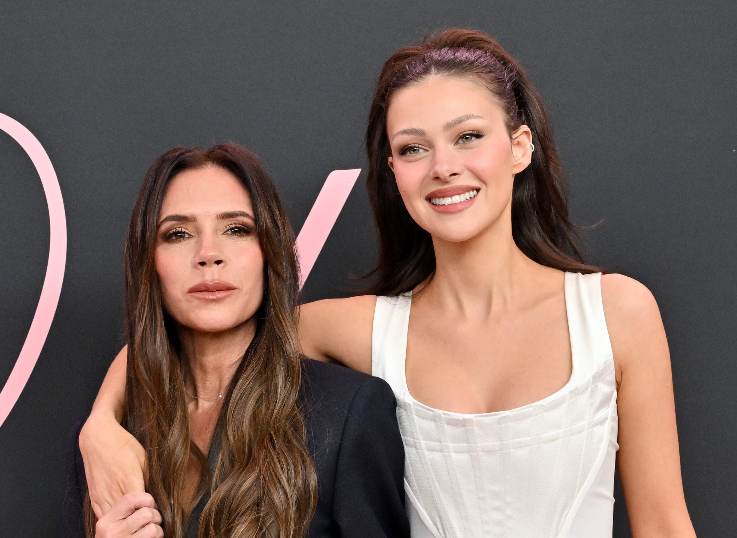 Victoria Beckham chủ động hàn gắn với con dâu, muốn gia đình sớm đoàn tụ - 1