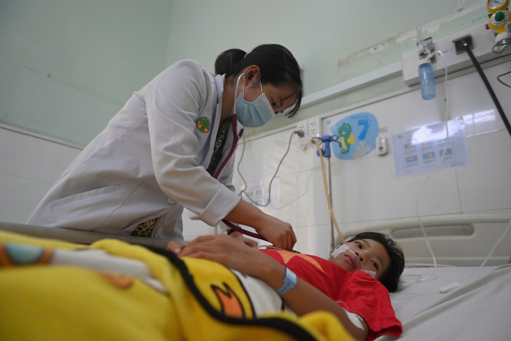 Trẻ em nôn ra máu, nguy kịch vì căn bệnh truyền nhiễm quen thuộc - 2 Trẻ em nôn ra máu, nguy kịch vì căn bệnh truyền nhiễm quen thuộc - 2