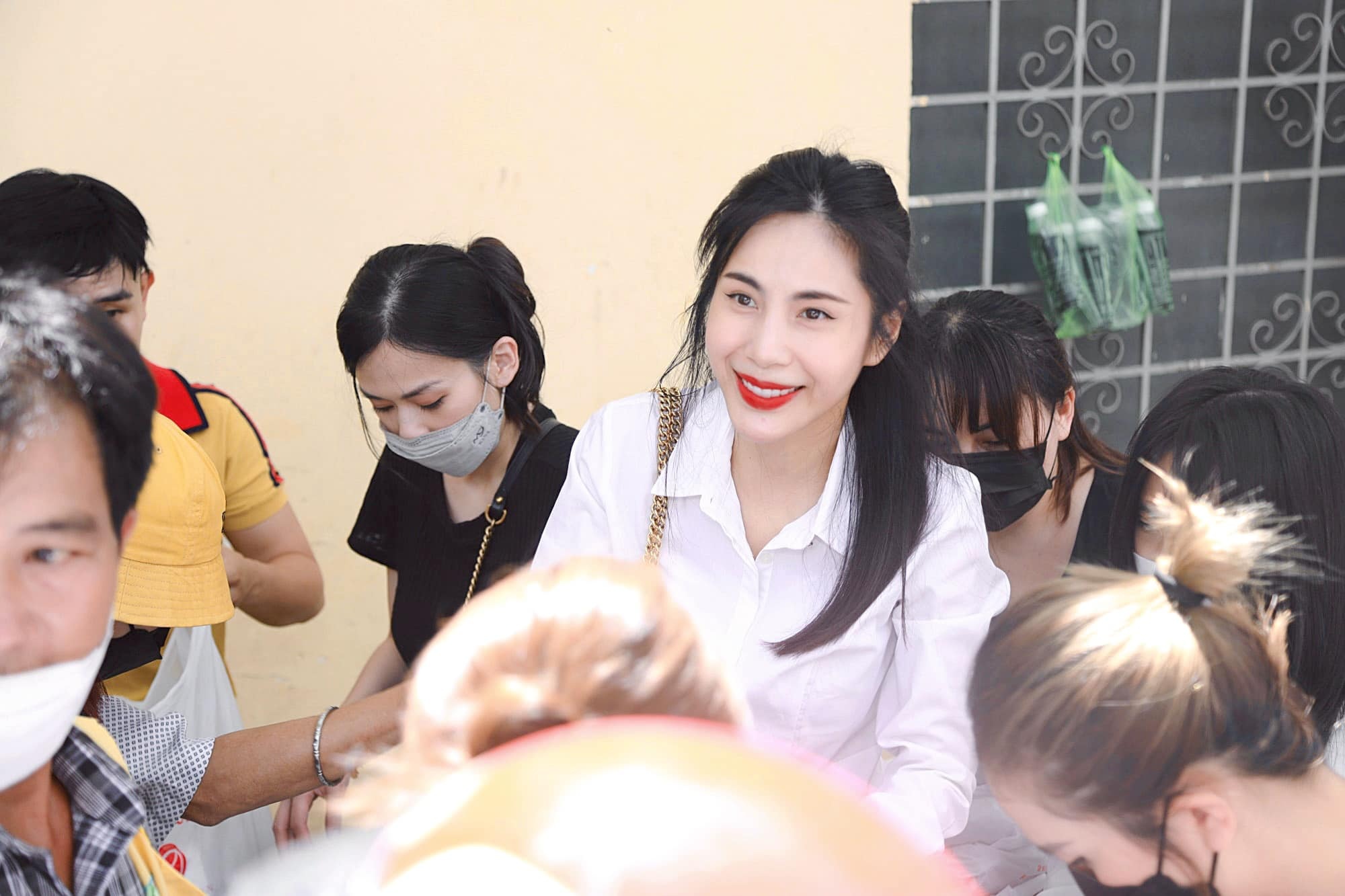 Sängerin Thuy Tien wegen Operation im Krankenhaus, bestreitet Showabsage - 1 Ca sĩ Thủy Tiên nhập viện phẫu thuật, phủ nhận chuyện bị hủy show - 1
