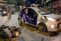 Nam thanh niên nằm gọn trên nóc ô tô sau va chạm