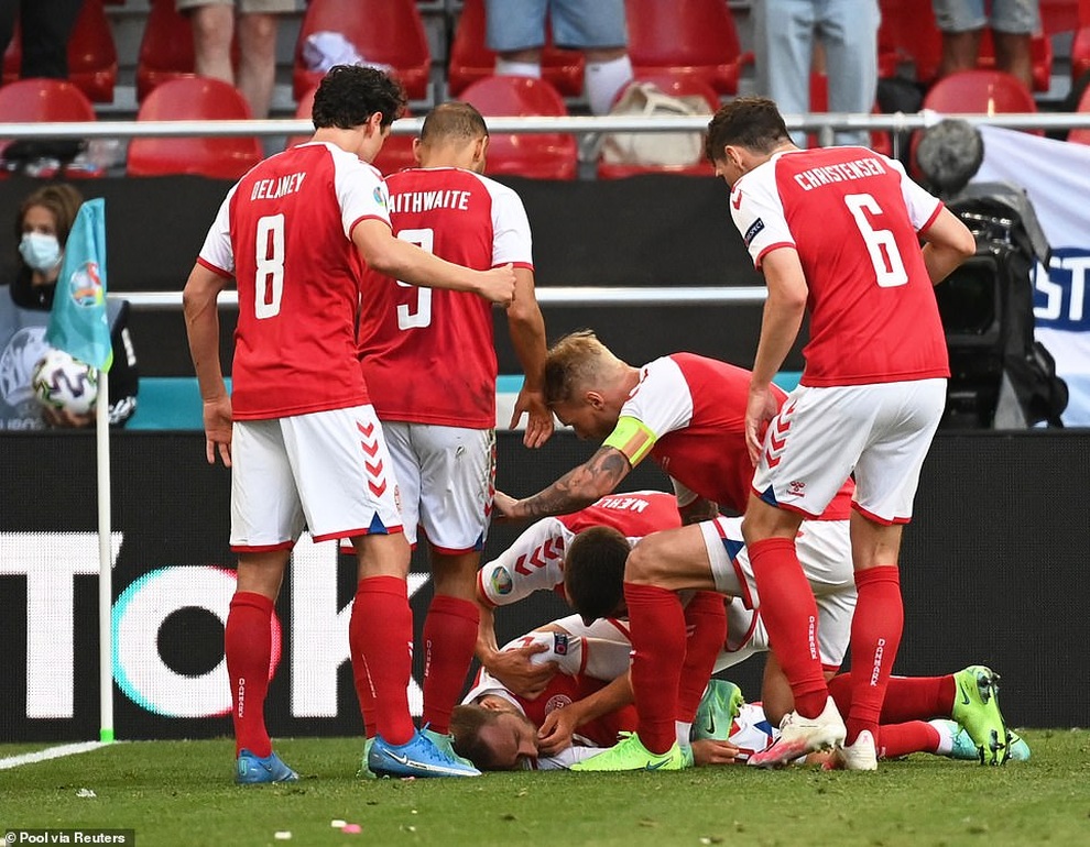 Khoảnh khắc kinh hoàng chứng kiến Eriksen bất ngờ đổ gục xuống sân - 2 Khoảnh khắc kinh hoàng chứng kiến Eriksen bất ngờ đổ gục xuống sân - 2