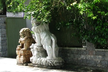 Hàng loạt nhà đại gia dùng sư tử đá "canh" cổng