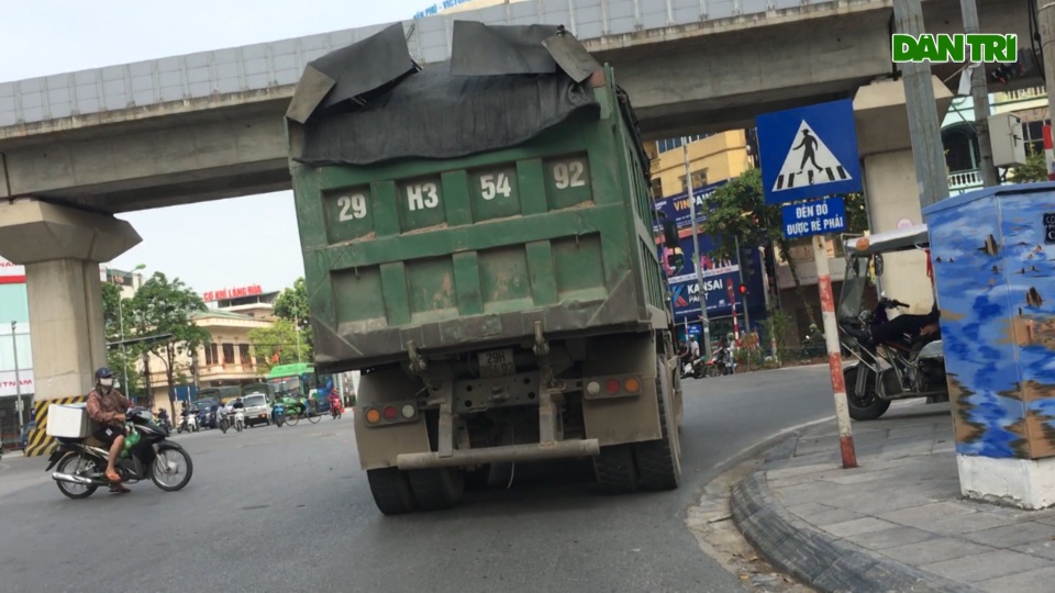 Hà Nội: Rùng mình cảnh hung thần xa lộ nối đuôi nhau vượt đèn đỏ - 7 Hà Nội: Rùng mình cảnh hung thần xa lộ nối đuôi nhau vượt đèn đỏ - 7