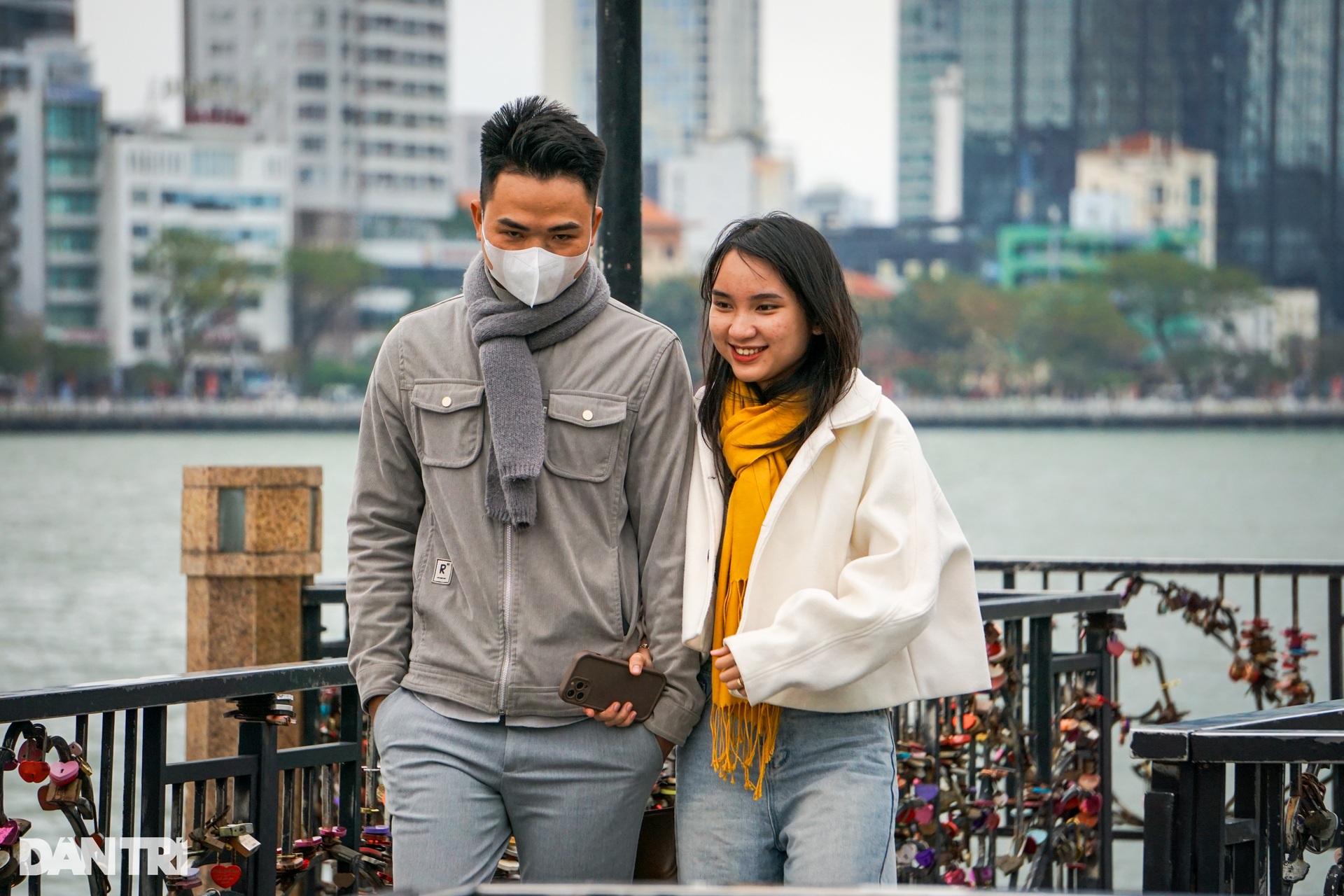 Muôn kiểu khóa tình yêu chi chít trên cầu lãng mạn nhất Đà Nẵng - 2 Muôn kiểu khóa tình yêu chi chít trên cầu lãng mạn nhất Đà Nẵng - 2