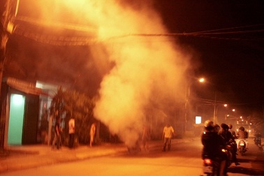 Xe máy chở ba mẹ con bốc cháy