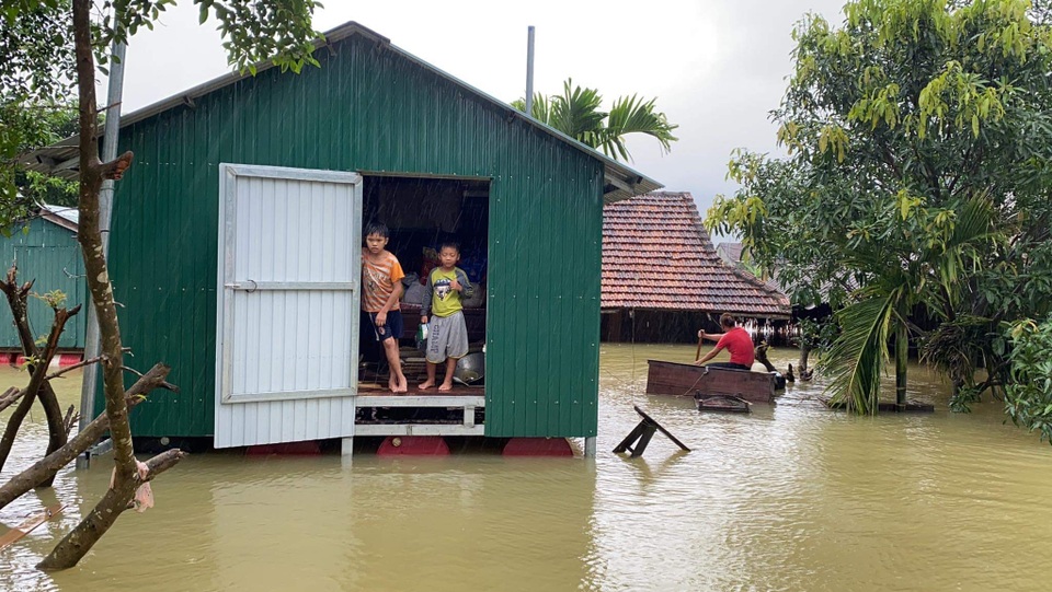 Những nhà phao diệu kỳ cứu người dân vùng rốn lũ trong cơn “đại hồng thủy” - 2 Những nhà phao diệu kỳ cứu người dân vùng rốn lũ trong cơn “đại hồng thủy” - 2