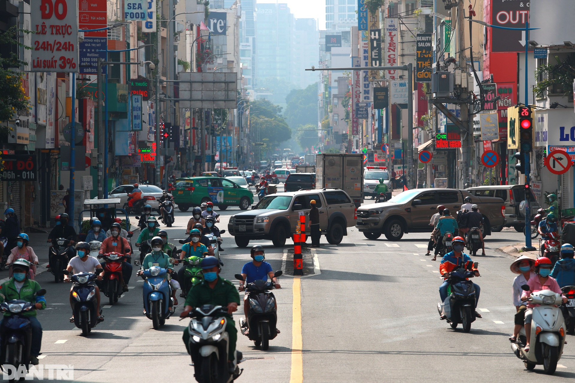 Đường phố TPHCM trước nới lỏng giãn cách: Sáng nhộn nhịp, chiều ùn ứ - 7 Đường phố TPHCM trước nới lỏng giãn cách: Sáng nhộn nhịp, chiều ùn ứ - 7