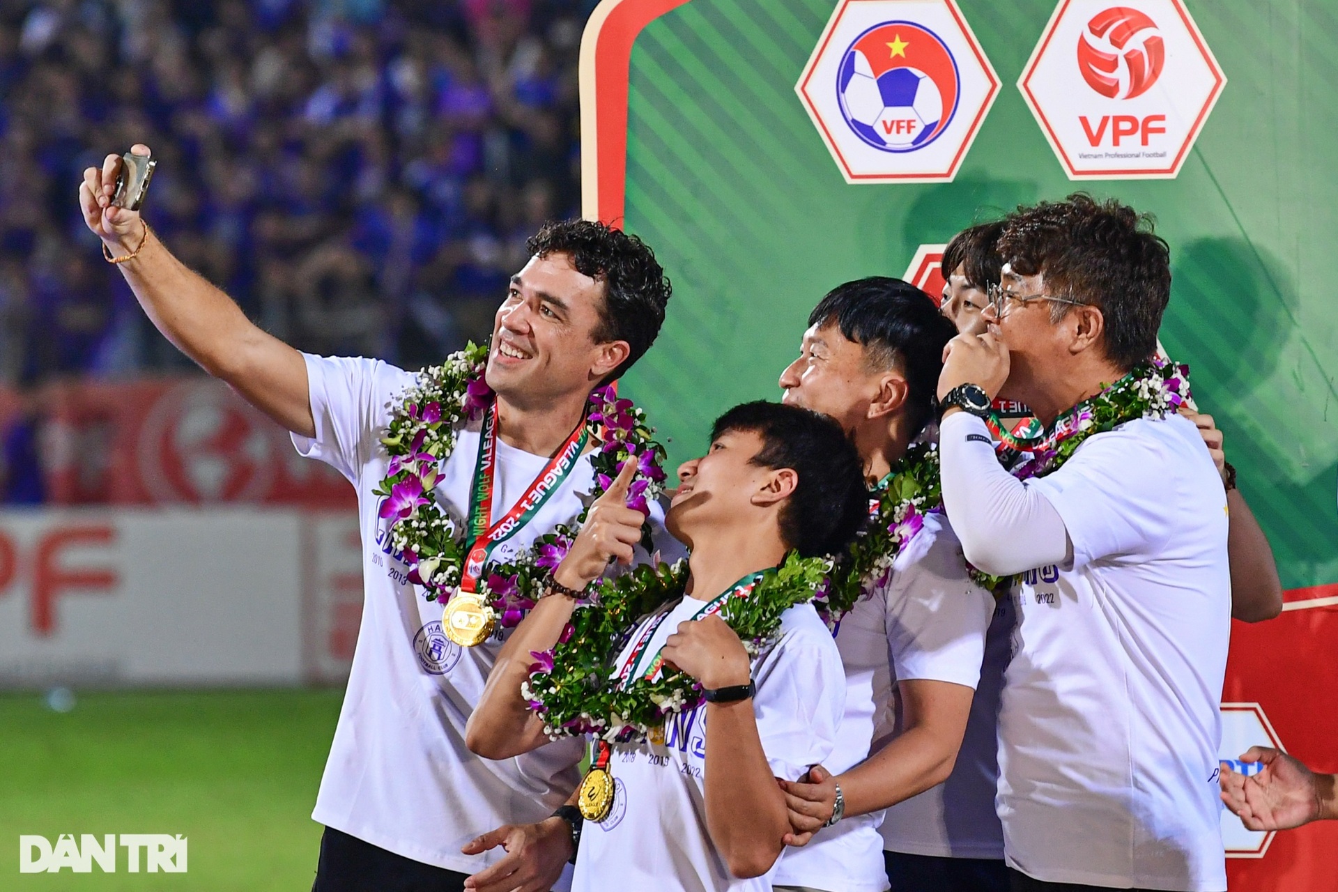 CLB Hà Nội ăn mừng đầy cảm xúc khi giành cúp vô địch V-League 2022 - 11 CLB Hà Nội ăn mừng đầy cảm xúc khi giành cúp vô địch V-League 2022 - 11
