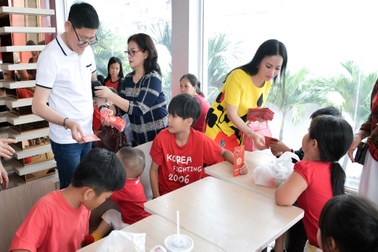 Ca sĩ Hà Phương dẫn cả trăm em nhỏ đi chơi Tết