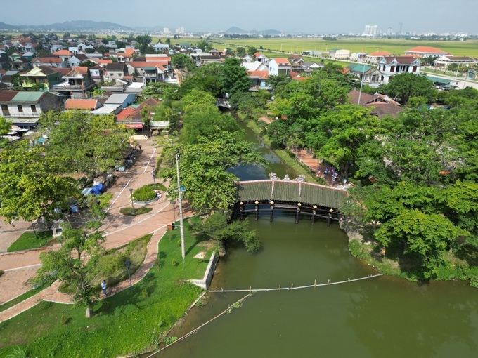 Trong khi đó, để xua tan đi những ồn ào của phố thị và tận hưởng không khí trong lành, xanh mát của vùng thôn quê, du khách cũng có thể đến với điểm du lịch Cầu ngói Thanh Toàn nổi tiếng thuộc làng Thanh Thủy, xã Thủy Thanh (thị xã Hương Thủy, tỉnh Thừa Thiên Huế). Cầu nằm cách thành phố Huế chừng 8km theo đường bộ về phía Đông, qua những con đường làng quanh co trên những cánh đồng quê bát ngát, hương lúa thơm ngào ngạt.