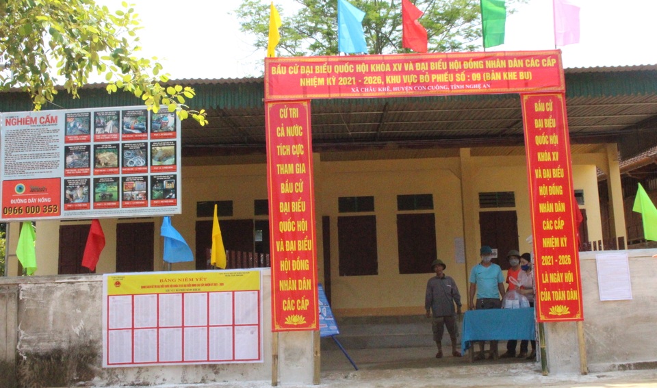 Bà con Đan Lai sẽ không lên nương rẫy để đi bầu cử sớm - 4 Bà con Đan Lai sẽ không lên nương rẫy để đi bầu cử sớm - 4