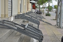 Bậc tam cấp tự chế  "ôm trọn" vỉa hè đường đẹp nhất nội đô!