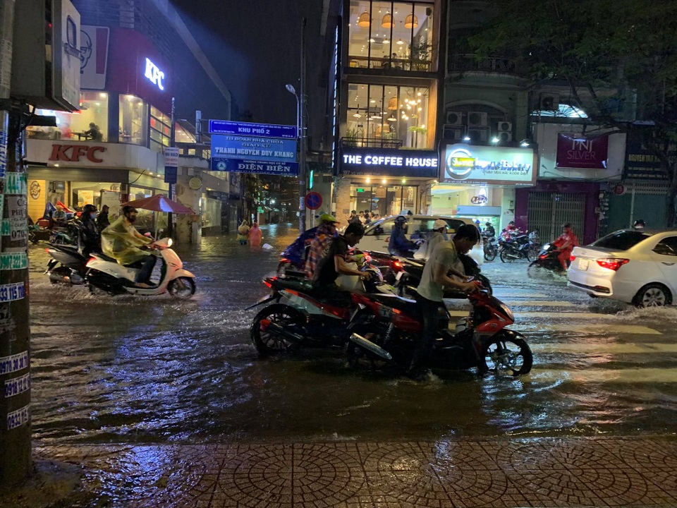 Mưa tối trời, Sài Gòn ngập nặng, kẹt xe đến tận nửa đêm - 12 Mưa tối trời, Sài Gòn ngập nặng, kẹt xe đến tận nửa đêm - 12